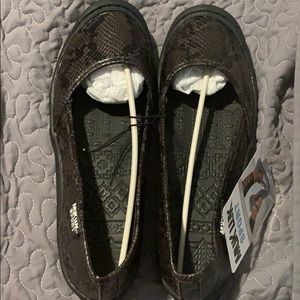 Muk Luk sport women shoes brown snake 10